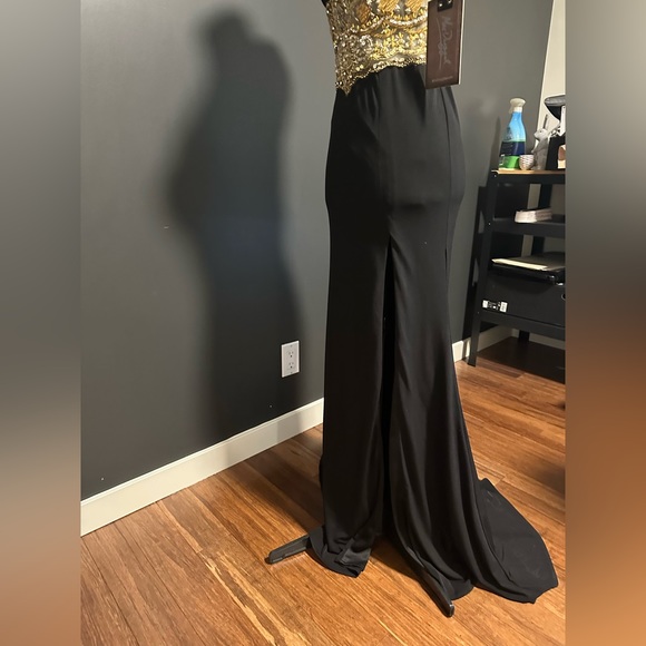 Beautiful Mac Duggal beaded gown with plunging neckline and train - Picture 3 of 3